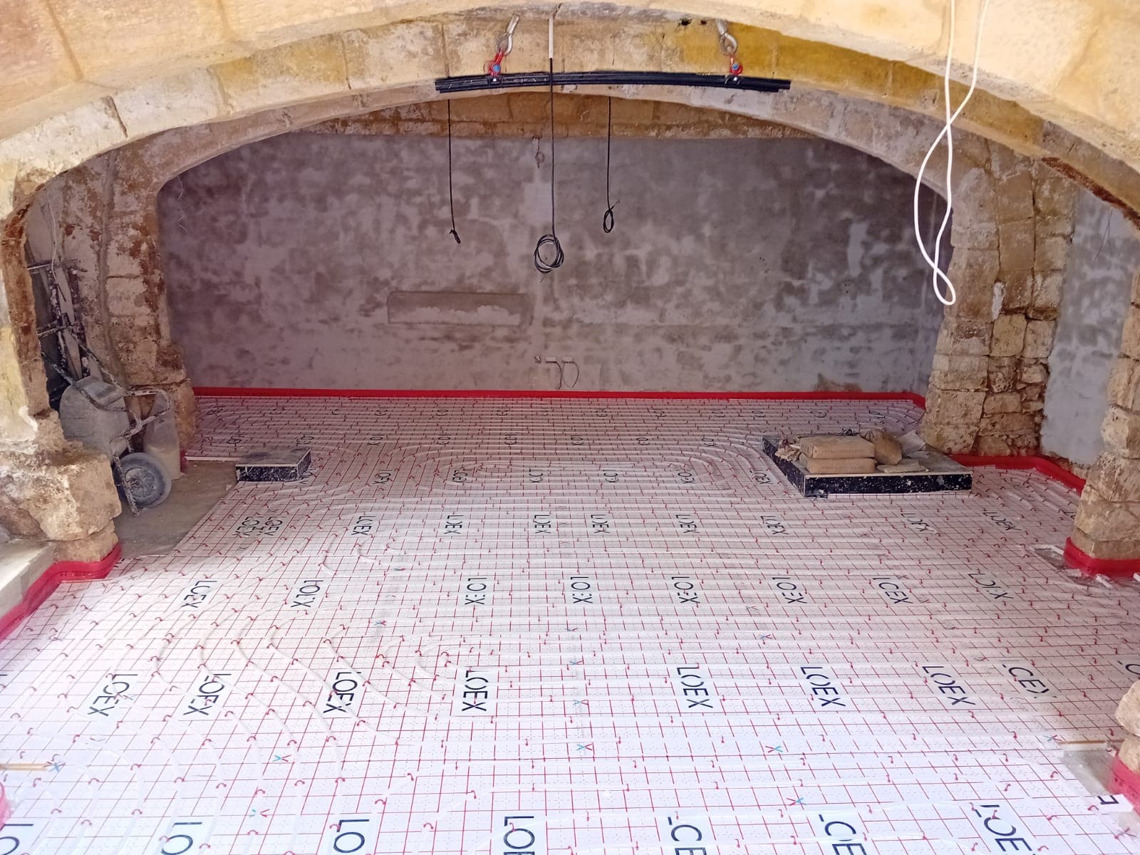 Underfloor heating manifold and pipe runs
